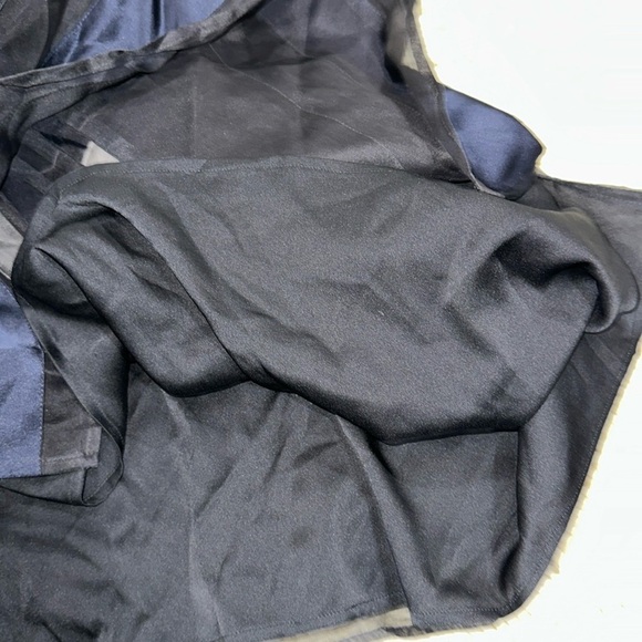 St. John Black and blue Top size large silk fabric - Picture 8 of 8